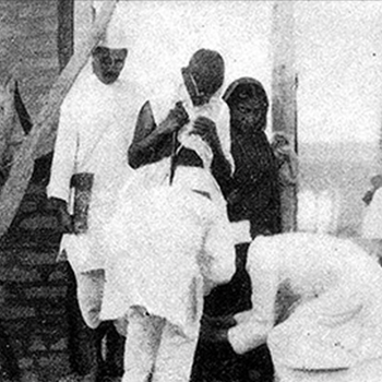 Gandhi entering the courtyard of his residence at Dandi, a bunglow of a Muslim host, Mr. Vasi
